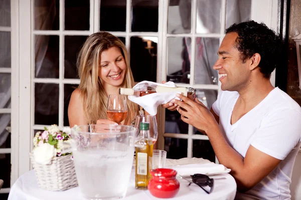 Casal feliz no café ao ar livre — Fotografia de Stock
