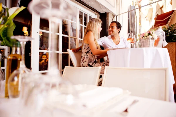 Paar im Freiluft-Restaurant — Stockfoto