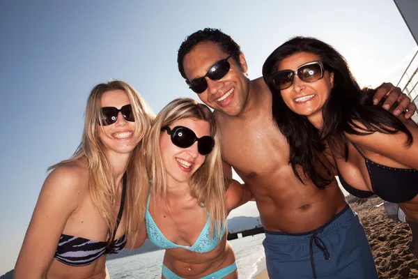 Grupo de amigos de playa — Foto de Stock