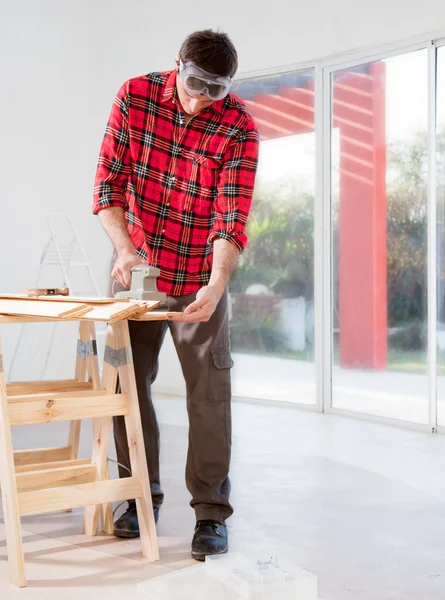 Człowiek szlifowanie deski — Zdjęcie stockowe