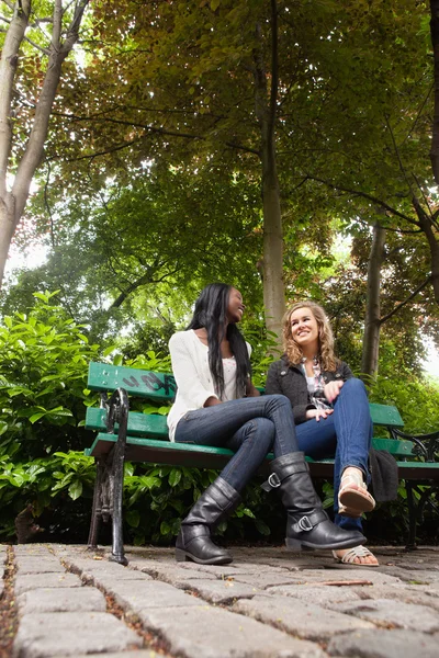 Розслаблені друзі-жінки спілкуються в парку — стокове фото