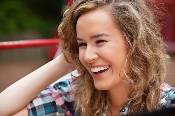 笑っている陽気な若い女性 — ストック写真