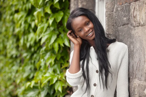 Афро-американських молода жінка стоїть і посміхається — стокове фото