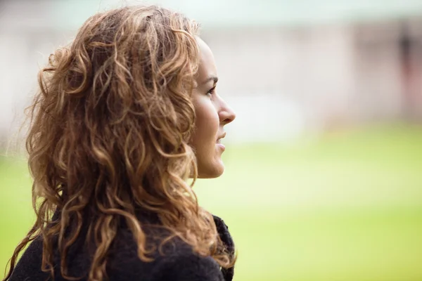 Contemplative young woman looking away — Stock Photo, Image
