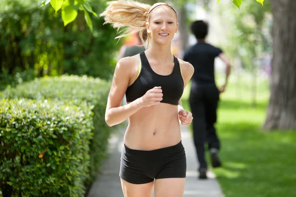 Porträtt av en kvinna som jogging — Stockfoto