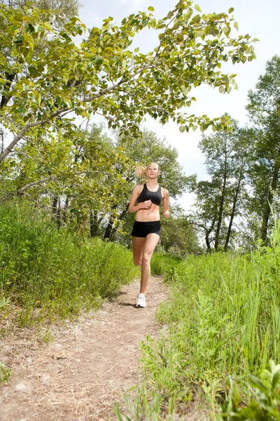 Hermosa mujer corriendo —  Fotos de Stock