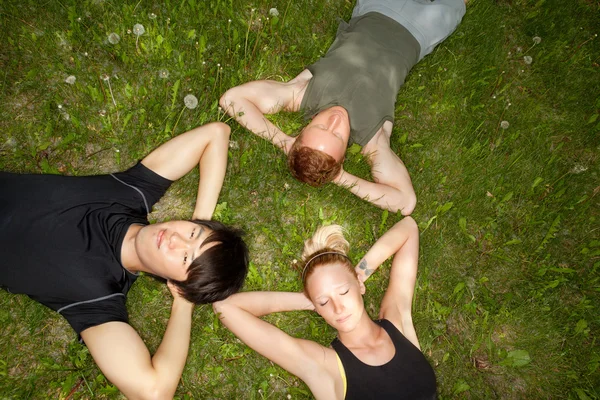 Friends lying down and resting — Stock Photo, Image