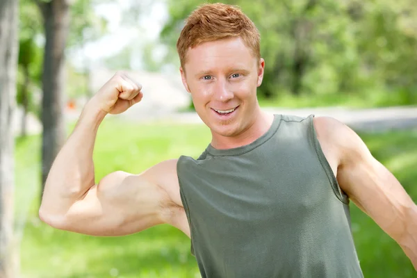 Homem atlético mostrando músculos — Fotografia de Stock
