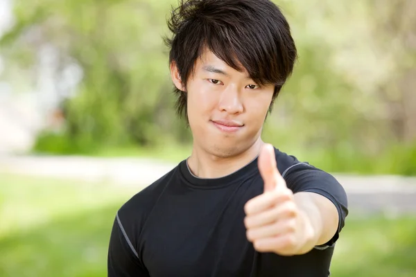 Portret van een man thumbs-up teken weergegeven: — Stockfoto