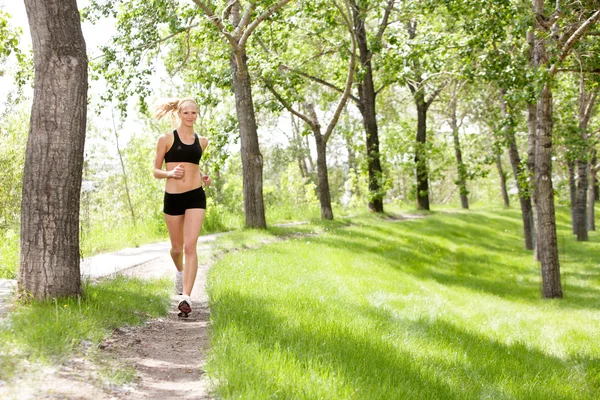 Ritratto di donna che fa jogging — Foto Stock