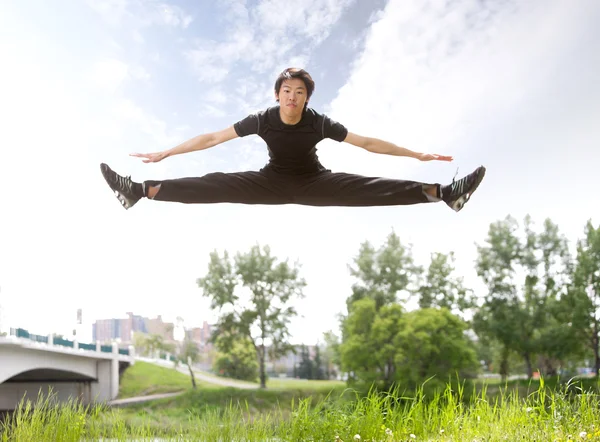 Человек, прыгающий в воздух — стоковое фото