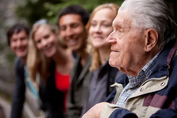 Homem idoso contando histórias — Fotografia de Stock