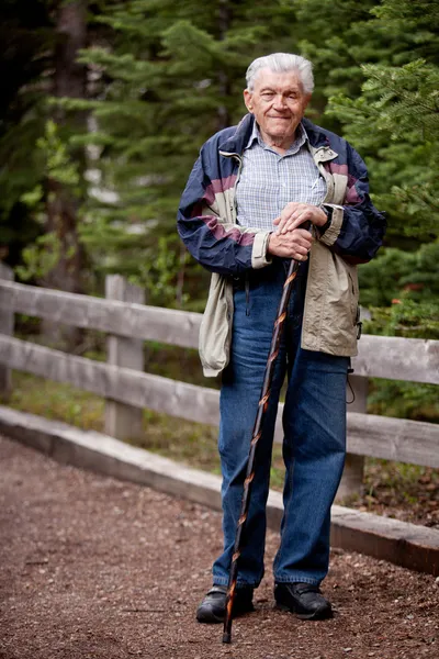 Starszy człowiek, krótkiego spaceru — Zdjęcie stockowe