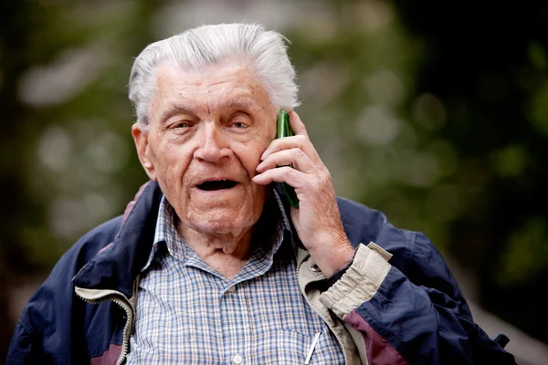 Telefone celular sênior conversando — Fotografia de Stock