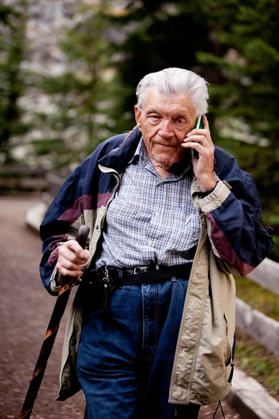Senior på mobiltelefon — Stockfoto