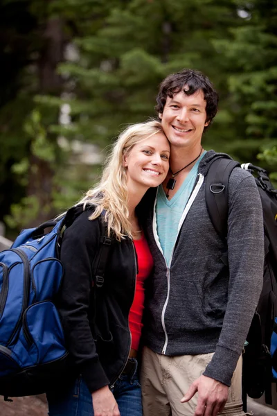 幸せなキャンプのカップル — ストック写真