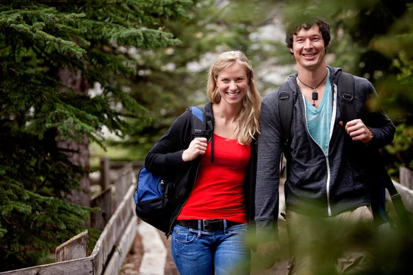 男性女性をハイキングします。 — ストック写真