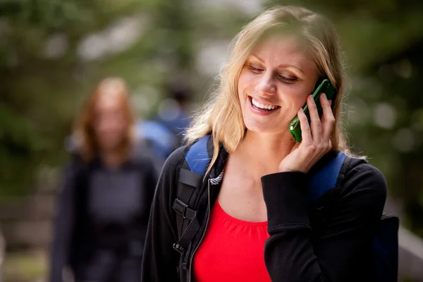 Szczęśliwa kobieta telefon komórkowy — Zdjęcie stockowe