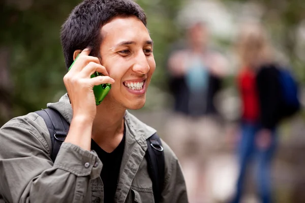 Conversa telefone ao ar livre — Fotografia de Stock