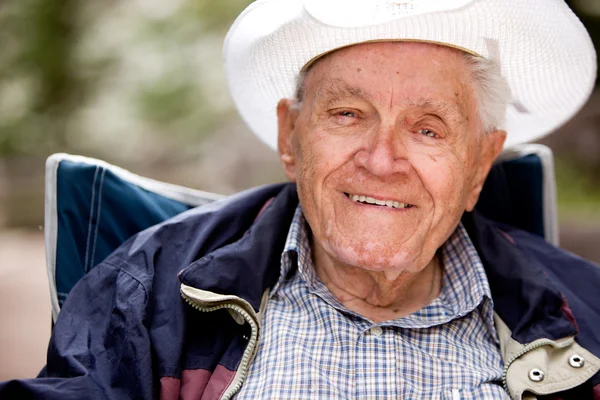 Ευτυχής ηλικιωμένος άνδρας — Φωτογραφία Αρχείου