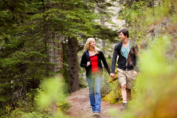 Camminare foresta coppia — Foto Stock