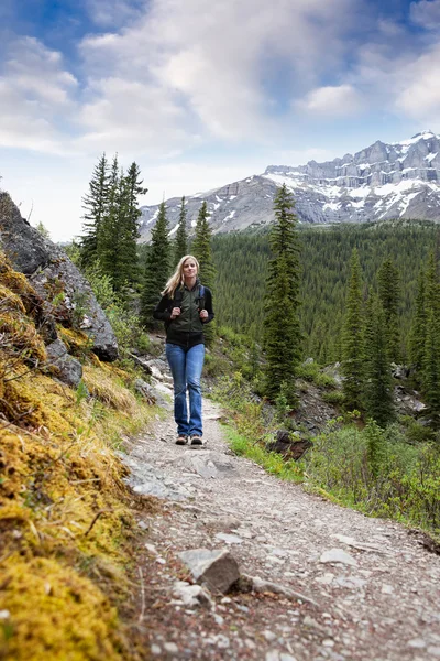 Vrouw op trail — Stockfoto