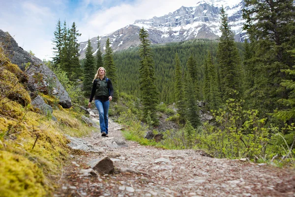 Donna felice in escursione in montagna — Foto Stock