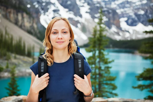 Escursionista femminile con il suo zaino contro la vista panoramica — Foto Stock