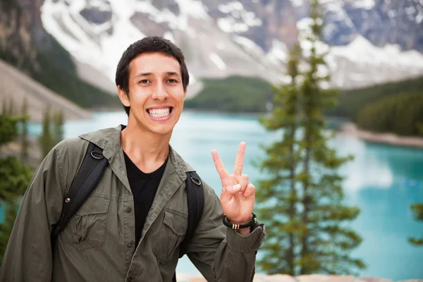 Male hiker showing you the 'V' sign — Stock Photo, Image