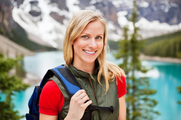 Bella escursionista femminile sorridente — Foto Stock
