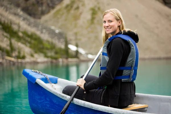 Kvinna paddling på sjön — Stockfoto