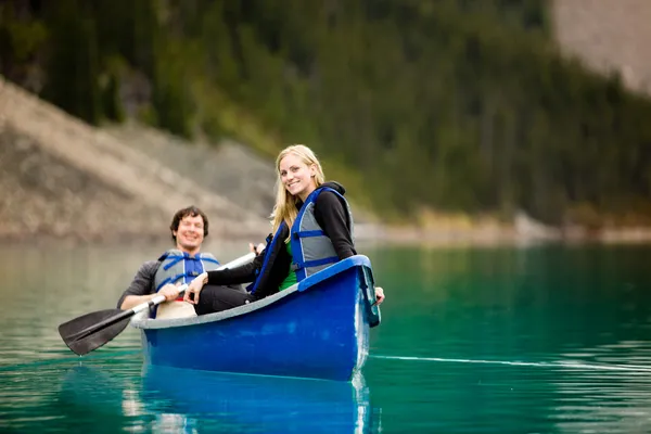 커플 카누 및 휴식 — 스톡 사진