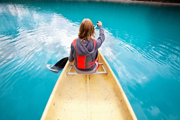 女性の手漕ぎボート — ストック写真