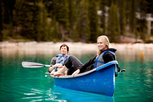 Casal Relaxante em uma canoa — Fotografia de Stock