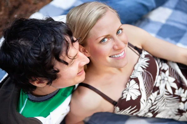 Νεαρό ζευγάρι να χαλαρώνεις στην κουβέρτα πικ-νικ — Φωτογραφία Αρχείου