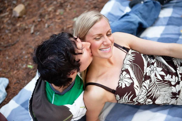 Romántico joven chico besando feliz hembra — Foto de Stock