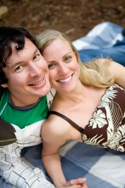 Picknick für glückliche Paare — Stockfoto