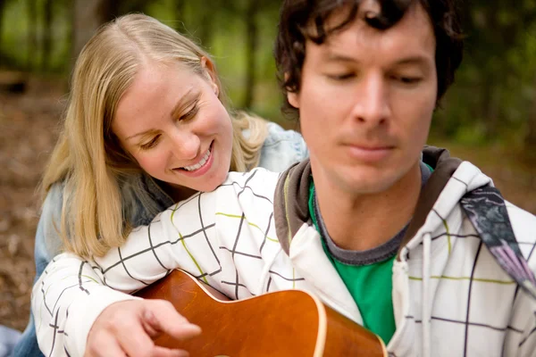 Casal de guitarra ao ar livre — Fotografia de Stock
