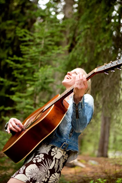 Woman Singing Free in the Forest — Stock Photo, Image