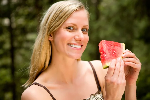 Frau mit Wassermelone verglichen — Stockfoto