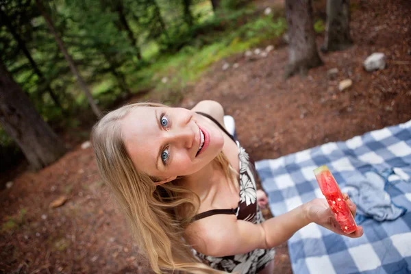 Femme blonde mangeant pastèque pendant le pique-nique — Photo