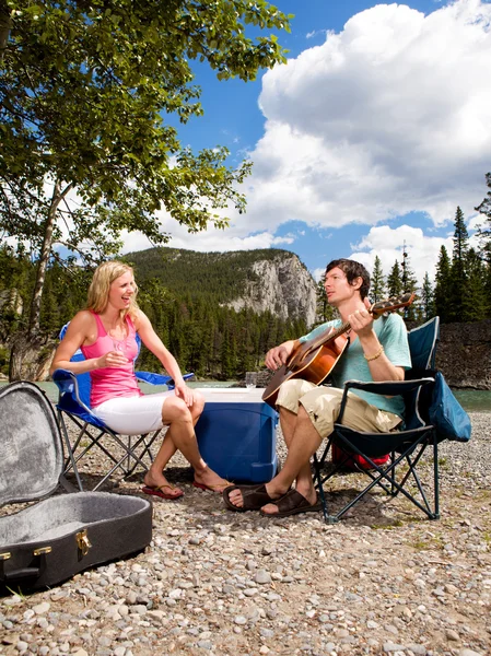 Camping paar met gitaar — Stockfoto