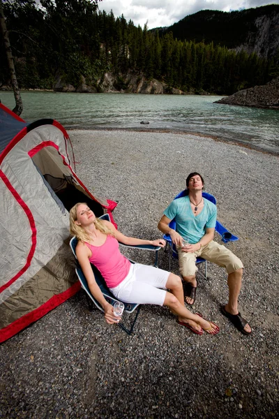 Casal Relaxante enquanto Camping — Fotografia de Stock