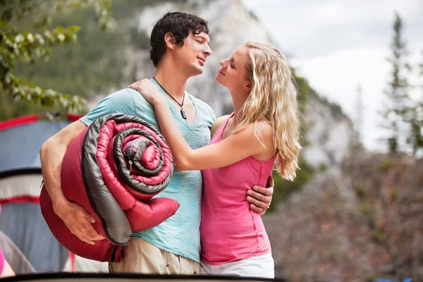 Couple romantique avec sac de couchage en camping — Photo