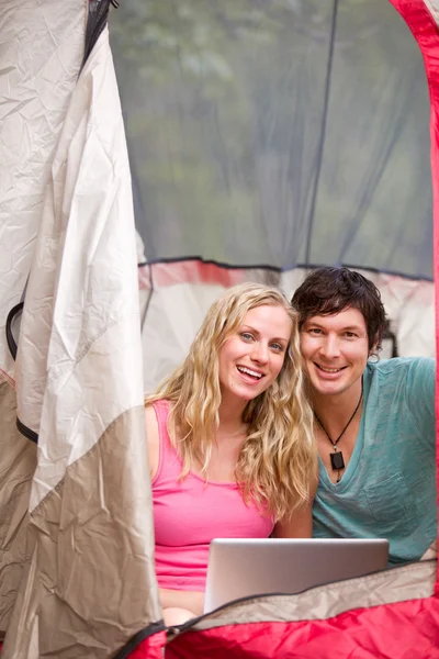 Camping Couple avec ordinateur portable — Photo