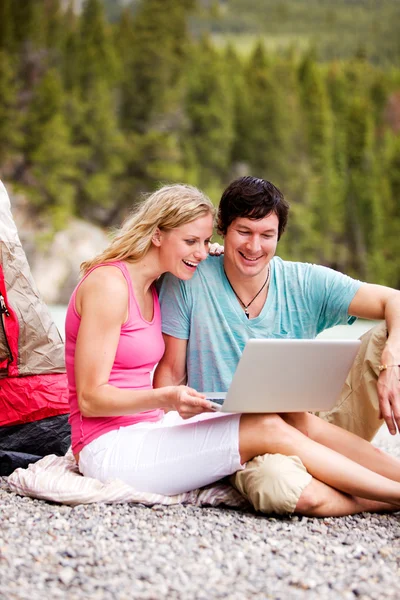 Laptop casal ao ar livre Camping — Fotografia de Stock
