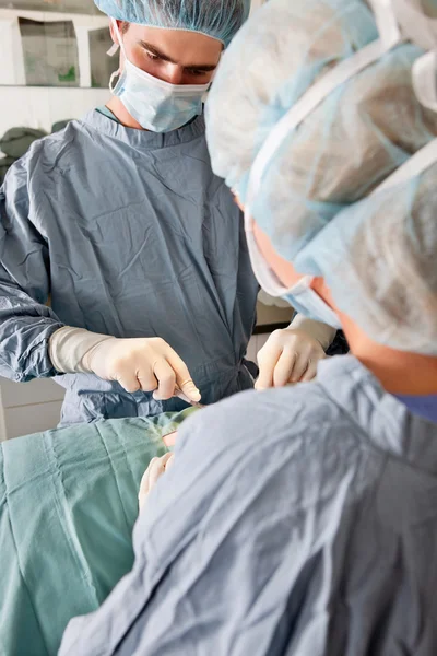 Cirurgiões operando em paciente — Fotografia de Stock