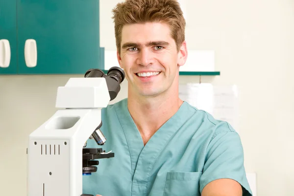 Γιατρός με μικροσκόπιο — Φωτογραφία Αρχείου