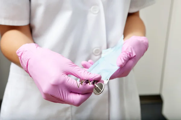 Стерильные инструменты стоматолога — стоковое фото