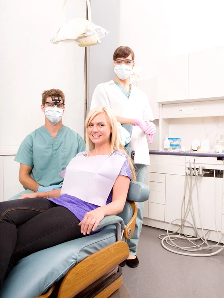 Tandheelkundige kliniek met patiënt — Stockfoto
